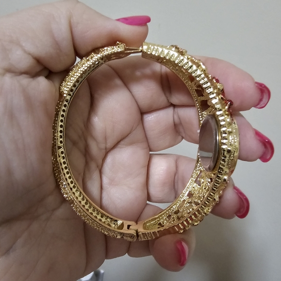 Strada Japanese Movement Fuchsia/ White Crystal Floral/ 🦋Pattern Bracelet ⌚️NWT - Picture 3 of 9